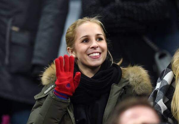 FUSSBALL DFB POKAL ACHTELFINALE SAISON 2014 2015 FC Bayern Muenchen - Eintracht Braunschweig 04.03.2015 Nina Weiss Freundin von Torwart Manuel Neuer (FC Bayern Muenchen) winkt dem FC Bayern Torwart von der Tribuene der Allianz Arena aus 