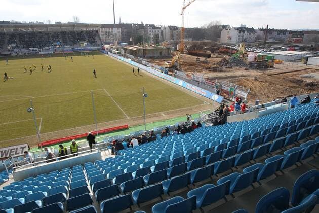 Chemnitz, 28.02.2015, Stadion an der Gellertstraße, Fussball, 3.Liga, 27. Spieltag. , Chemnitzer FC - Stadionübersicht mit Baustelle ohne Spielertunnel, Baugrube im Bereich der Westtribüne . ,