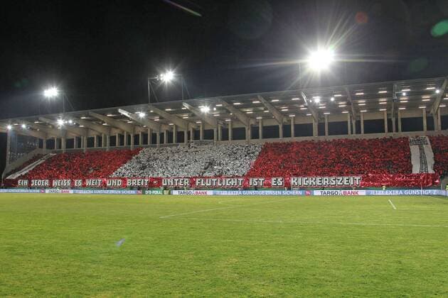 Fußball, Stadiongeschichte Kickers Offenbach Flutlicht ist Kickerszeit, Transparent im Stadion, DFB Pokal 2014 2015, Kickers Offenbach, 04.03.2015 EP_rrz