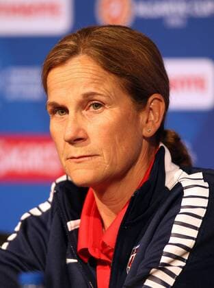 v.li.: Trainerin Jill Ellis (USA, Head Coach) in der Pressekonferenz, Presse, Medien, Fragen, Antworten, sprechen, spricht, Portrait Fussball, Algarve Cup 2015, Pressekonferenz, xmrx