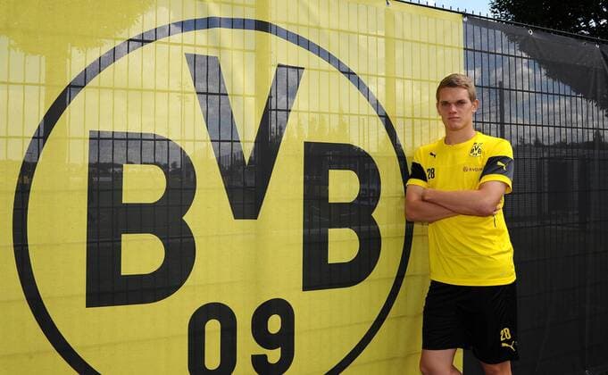 Mittwoch 20.08.2014, 1. Bundesliga, Saison 2014 2015, Training in Dortmund, Training BV Borussia Dortmund, Matthias GINTER (BVB) mit BVB Logo, halbe Figur DeFodi01045007932