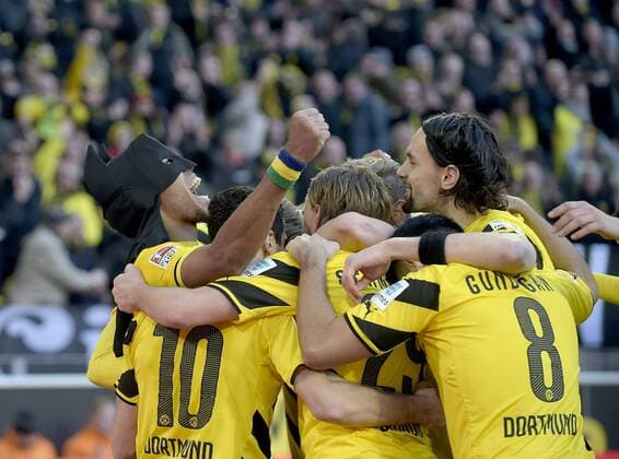 Jubeltraube BVB um Torschuetze Pierre-Emerick AUBAMEYANG l. (DO) nach dem Tor zum 1:0, Gesichtsmaske, Verkleidung, Batman und Robin, Maske, Fussball 1. Bundesliga, 23. Spieltag, Borussia Dortmund (DO) - FC Schalke 04 (GE), am 28.02.2015 in Dortmund Deutschland.