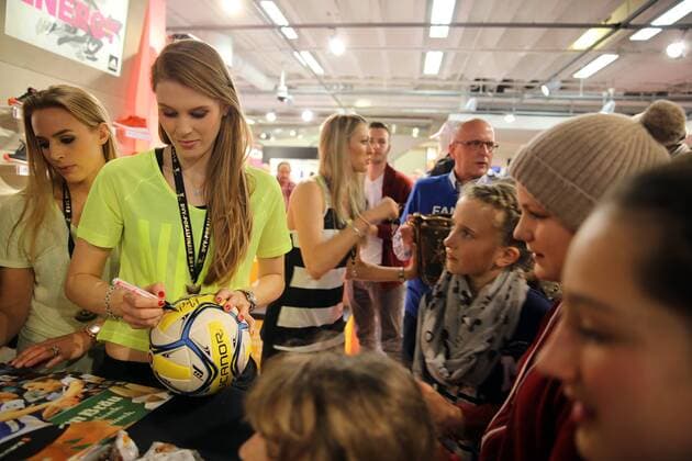 MTV Allianz Stuttgart Deutschland, Stuttgart, 05.03.2015, Volleyball, 1. Bundesliga Frauen, Saison 2014 2015, MTV Allianz Stuttgart, Präsentation Pokalsieger bei Breuninger Stuttgart: Alessandra Jovy-Heuser gibt Autogramme.