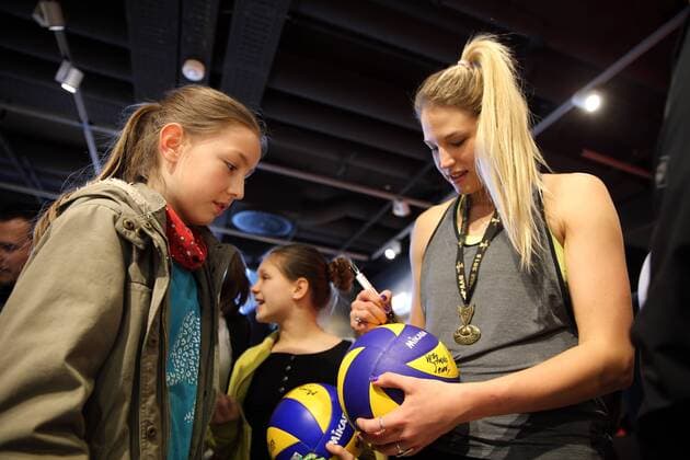 MTV Allianz Stuttgart Deutschland, Stuttgart, 05.03.2015, Volleyball, 1. Bundesliga Frauen, Saison 2014 2015, MTV Allianz Stuttgart, Präsentation Pokalsieger bei Breuninger Stuttgart: Nichole Lindow gibt Autogramme.