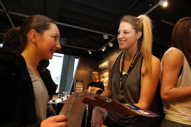 MTV Allianz Stuttgart Deutschland, Stuttgart, 05.03.2015, Volleyball, 1. Bundesliga Frauen, Saison 2014 2015, MTV Allianz Stuttgart, Präsentation Pokalsieger bei Breuninger Stuttgart: Nichole Lindow gibt Autogramme.