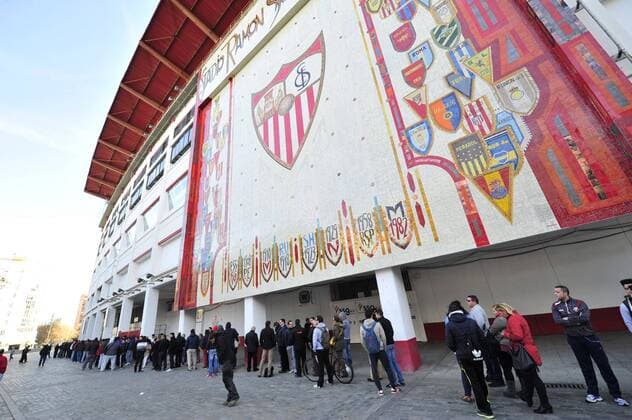 Fußball, Stadiongeschichte FC Valencia Queues at Sanchez Pizjuan stadium to buy tickets for first leg of 1 8 Europa League match FC Valencia. xKIKOxHURTADOx 