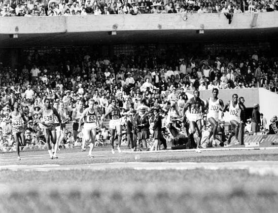 4x100m Staffel Olympische Spiele Mexiko 1968: Team USA nach dem letzten Wechsel von Ronnie Ray Smith zu Jim Hines