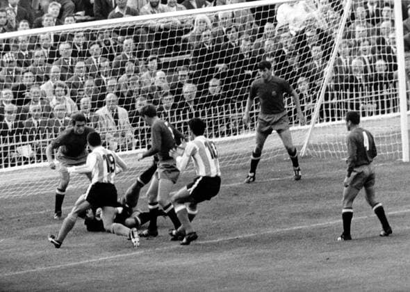 WM 1966, Spielszene aus Argentinien gegen Spanien, in der Mitte Antonio Rattin (Argentinien), daneben Luis del Sol (Spanien, 4) und Luis Artime (Argentinien)