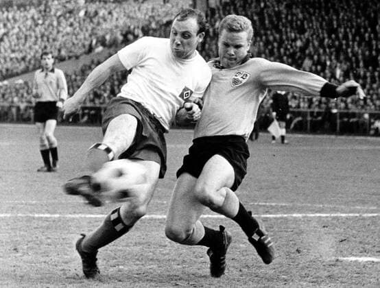 Uwe Seeler (Hamburger SV) gegen Klaus Dieter Sieloff (VfB Stuttgart)