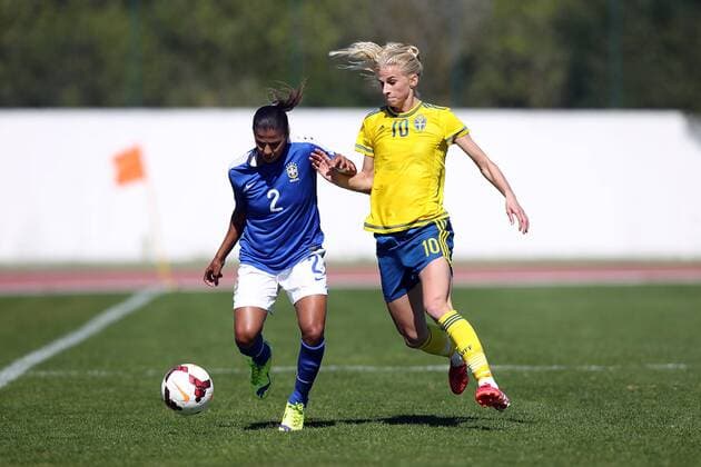 v.li.: Fabiana Simoes (Brasilien), Sofia Jakobsson (Schweden) im Zweikampf, Duell, duel, tackle, Aktion, Action Fussball, Algarve Cup 2015, Schweden - Brasilien, xmrx