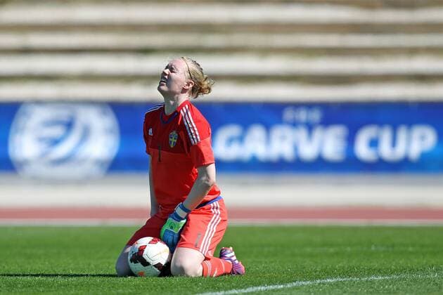 v.li.: Hedvig Lindahl (Schweden) verletzt, Verletzung, injured, sporting injury mit Schmerzen nach einem Foul, racked with pain Fussball, Algarve Cup 2015, Schweden - Brasilien, xmrx