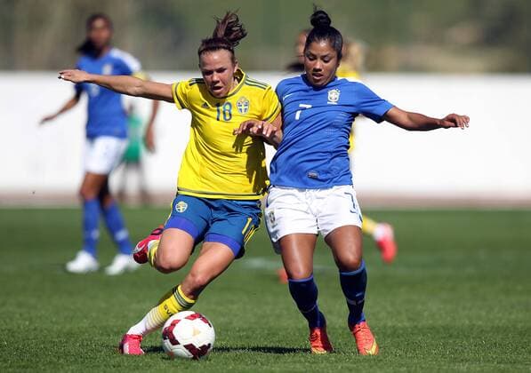 v.li.: Jessica Samuelsson (Schweden) gegen Maurine Goncalves (Brasilien) im Zweikampf, Duell, duel, tackle, Aktion, Action Fussball, Algarve Cup 2015, Schweden - Brasilien, xmrx