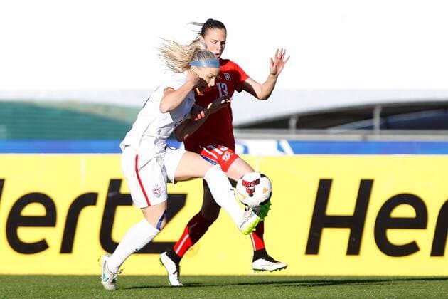 v.li.: Julie Johnston (USA) im Zweikampf, Duell, duel, tackle mit Ana Maria Crnogorcevic (Schweiz) Fussball, Algarve Cup 2015, USA - Schweiz, xfsx