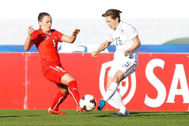 v.li.: Noelle Maritz (Schweiz) im Zweikampf, Duell, duel, tackle mit Meghan Klingenberg (USA) Fussball, Algarve Cup 2015, USA - Schweiz, xfsx