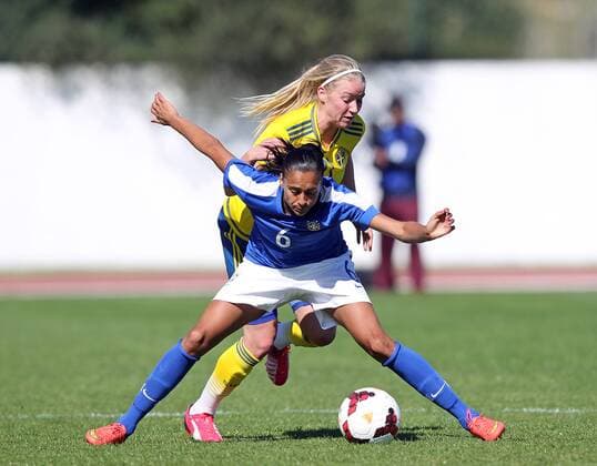 v.li.: Andressa Alves (Brasilien) gegen Jenny Hjohlman (Schweden) im Zweikampf, Duell, duel, tackle, Aktion, Action Fussball, Algarve Cup 2015, Schweden - Brasilien, xmrx