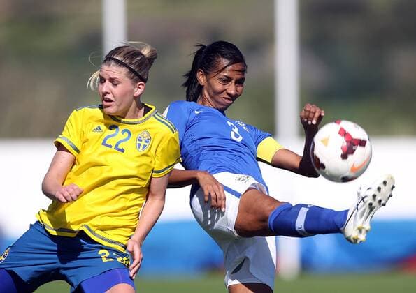 v.li.: Olivia Schough (Schweden) gegen Bruna Benites (Brasilien) im Zweikampf, Duell, duel, tackle, Aktion, Action Fussball, Algarve Cup 2015, Schweden - Brasilien, xmrx