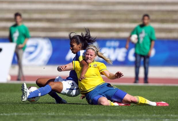 v.li.: Bruna Benites (Brasilien) gegen Jenny Hjohlman (Schweden) im Zweikampf, Duell, duel, tackle, Aktion, Action Fussball, Algarve Cup 2015, Schweden - Brasilien, xmrx
