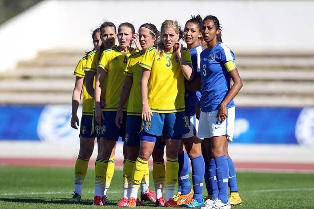 v.li.: Linda Sembrant (Schweden) und Bruna Benites (Brasilien) warten auf einen Freistoß, Freistoss Fussball, Algarve Cup 2015, Schweden - Brasilien, xmrx