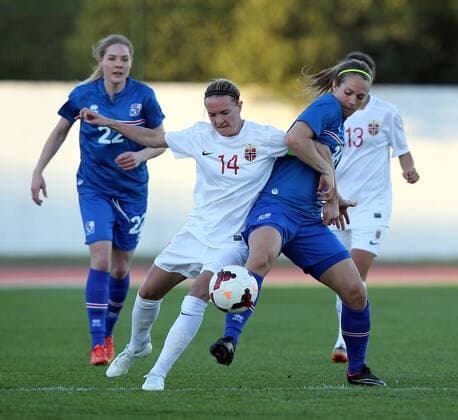 v.li.: Gry Tofte Ims (Norwegen), Gunnhildur Yrsa Jonsdottir (Island), im Zweikampf, Duell, duel, tackle, Aktion, Action Fussball, Algarve Cup 2015, Norwegen - Island, xmrx