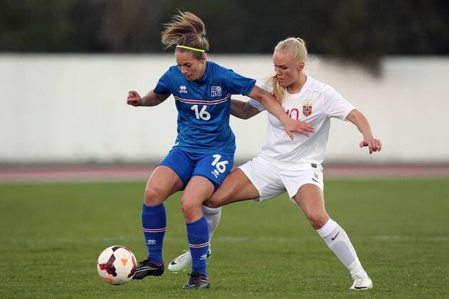 v.li.: Harpa Thorsteinsdottir (Island), Maria Thorisdottir (Norwegen) im Zweikampf, Duell, duel, tackle, Aktion, Action Fussball, Algarve Cup 2015, Norwegen - Island, xmrx