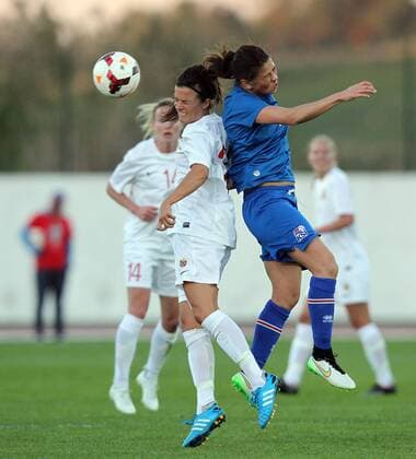 v.li.: Cahtrine Dekkerhus (Norwegen) gegen Sara Björk Gunnarsdottir (Island) im Zweikampf, Duell, duel, tackle, Aktion, Action Kopfball, header Fussball, Algarve Cup 2015, Norwegen - Island, xmrx