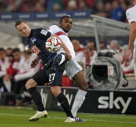 06.03.2015, Fussball 1.Bundesliga 2014 2015, 24.Spieltag, VfB Stuttgart - Hertha BSC Berlin, in der Mercedes-Benz-Arena Stuttgart. v.li: Roy Beerens (Hertha BSC Berlin) gegen Geoffroy Seren Die (Stuttgart). 