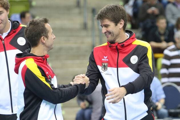 Shake hands zwischen Philipp Kohlschreiber und Kapitän Michael Kohlmann (Deutschland - Deutscher Tennis Bund), Doppel, Davis Cup 2015, Deutschland - Frankfurt, Frankfurt am Main 07.03.2015 EP_rrz