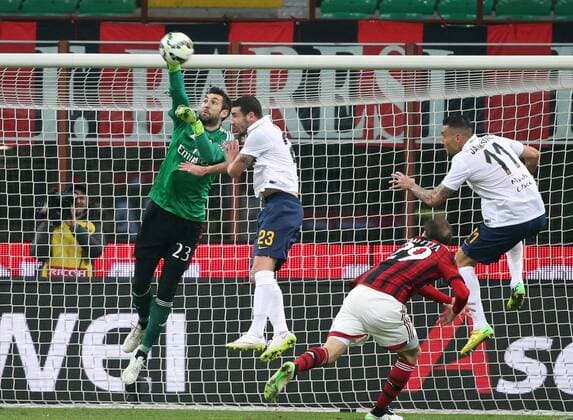 07.03.2015. San Siro stadium, Milan, Italy. Serie A football. AC Milan versus Hellas Verona. Diego Lopez jumps to the ball against Ionita xPaoloxNuccix  ActionPlus11603374