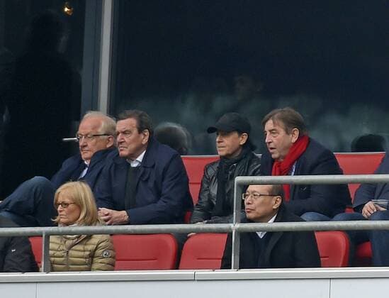 07.03.2015, Fussball 1.Bundesliga 2014 2015, 24.Spieltag, Hannover 96 - FC Bayern München, in der HDI-Arena Hannover. Ehrentribüne mit Ex-Bundeskanzler Gerhard Schröder (2.v.li) und Klaus Meine (2.v.re, Sänger Scorpions). 