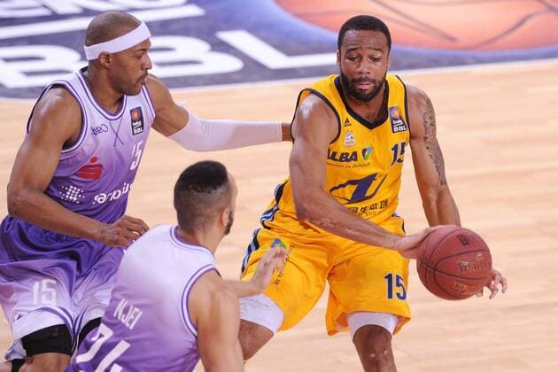 Reggie Redding (Alba Berlin) (R, am Ball); David Godbold (BG Goettingen) (L), Acha Njei (BG Goettingen) (NR 24) Basketball --- 1. Bundesliga, BBL --- BG Goettingen vs Alba Berlin --- 08.03.2015 , EP_RSL