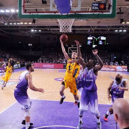 Ismet Akpinar (Alba Berlin) (Korbleger am Ball), Raymar Morgan (BG Goettingen)(R) Basketball --- 1. Bundesliga, BBL --- BG Goettingen vs Alba Berlin --- 08.03.2015 , EP_RSL