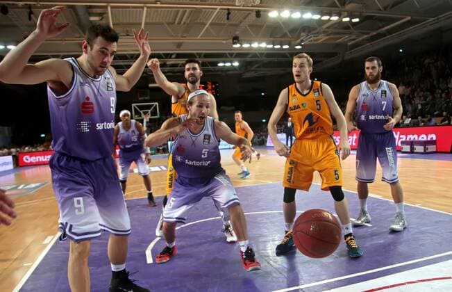 gsd zje123 BBL Basketball Bundesliga Saison 2014 15 BG Göttingen - Alba Berlin Göttingens Robert Kulawick (mitte l) gegen Niel Giffey (rechts)