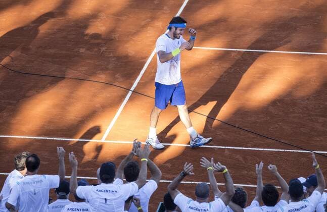 Argentina s Leonardo Mayer celebrates his victory after the Davis Cup World Group first round singles match in Villa Martelli, near Buenos Aires, capital of Argentina, March 8, 2015. The match broke the record of duration with 6 hours and 42 minutes, as the longest match in the history of the Davis Cup. MartinxZabala) (da) (SP)ARGENTINA-VILLA MARTELLI-TENNIS-DAVIS CUP e MARTINxZABALA 