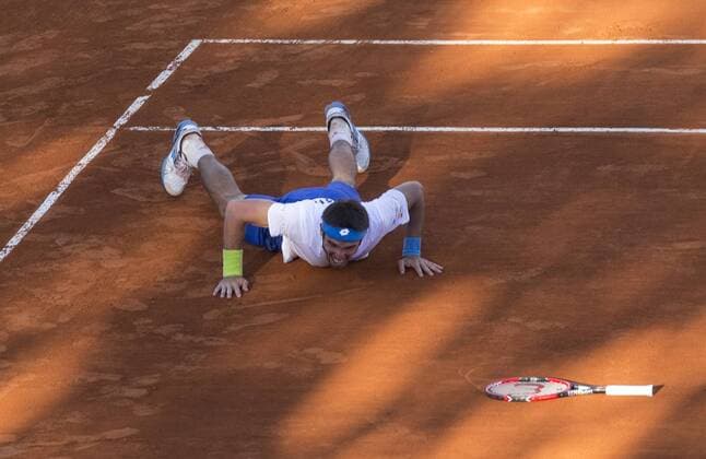 Argentina s Leonardo Mayer celebrates his victory after the Davis Cup World Group first round singles match in Villa Martelli, near Buenos Aires, capital of Argentina, March 8, 2015. The match broke the record of duration with 6 hours and 42 minutes, as the longest match in the history of the Davis Cup. MartinxZabala) (da) (SP)ARGENTINA-VILLA MARTELLI-TENNIS-DAVIS CUP e MARTINxZABALA 
