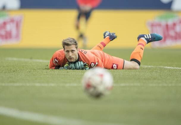 Torwart Oliver BAUMANN, 1899, liegt auf dem Boden und sieht dem Ball hinterher, Fussball 1. Bundesliga, 24. Spieltag, FC Schalke 04 (GE) - TSG 1899 Hoffenheim (1899) 3:1, am 07.03.2015 in Gelsenkirchen Deutschland.