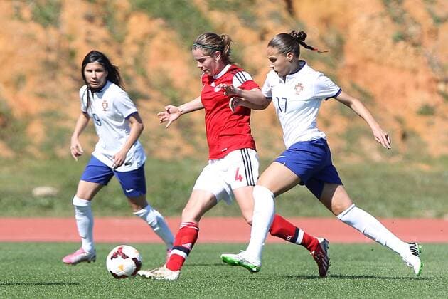 v.li.: Ana Borges (Portugal), Sofie Junge Pedersen (Dänemark) im Zweikampf, Duell, duel, tackle mit Vanessa Marques (Portugal) Fussball, Algarve Cup 2015, Portugal - Dänemark, xfsx