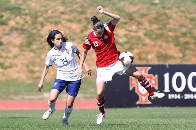 v.li.: Dolores Silva (Portugal), Johanna B. Rasmussen (Dänemark) Fussball, Algarve Cup 2015, Portugal - Dänemark, xfsx