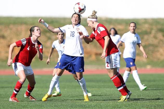 v.li.: Sofie Junge Pedersen (Dänemark), Carolin Mendes (Portugal) im Zweikampf, Duell, duel, tackle mit Cecilie Sandvej (Dänemark) Fussball, Algarve Cup 2015, Portugal - Dänemark, xfsx