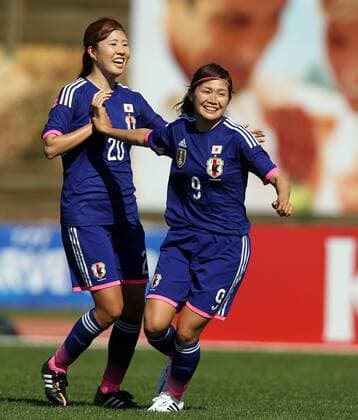 v.li.: Kana Kitahara (Japan) und Nr 9 Nahomi Kawasumi (Japan) mit Torjubel, celebrate the goal, goal celebration, Jubel über das Tor 1:0 Fussball, Algarve Cup 2015, Japan - Frankreich, xmrx