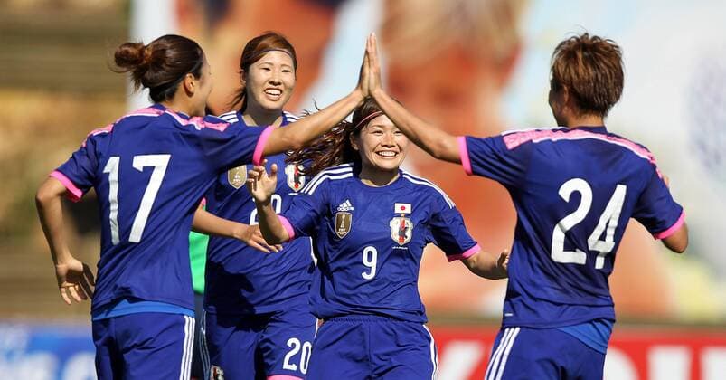 v.li.: Nr 9 Nahomi Kawasumi (Japan) mit Torjubel, celebrate the goal, goal celebration, Jubel über das Tor 1:0 Fussball, Algarve Cup 2015, Japan - Frankreich, xmrx