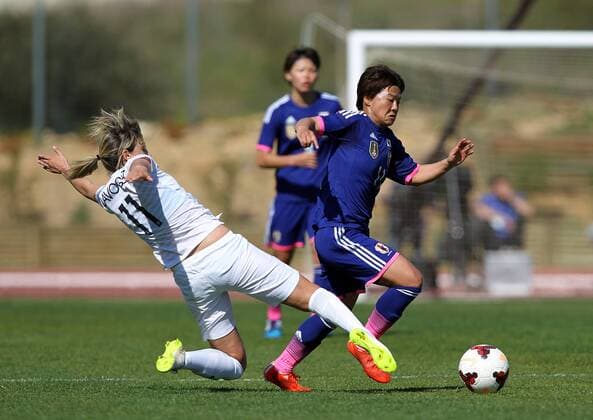 v.li.: Claire Lavogez (Frankreich) gegen Shinobu Ohno (Japan) im Zweikampf, Duell, duel, tackle, Aktion, Action Fussball, Algarve Cup 2015, Japan - Frankreich, xmrx