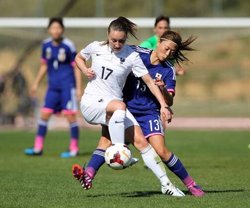 v.li.: Gaetane Thiney (Frankreich) gegen Rumi Utsugi (Japan) im Zweikampf, Duell, duel, tackle, Aktion, Action Fussball, Algarve Cup 2015, Japan - Frankreich, xmrx