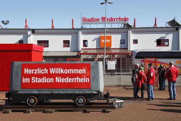 Fußball, Stadiongeschichte Rot-Weiß Oberhausen Stadion Niederrhein in Oberhausen, Haupteingang, Haupttribuene, Schriftzug, Willkommensgruss an einer Zechenlore, Herzlich Willkommen, Regionalliga West, 2014 2015, RW Oberhausen Fussball, Regionalliga West, 2014 2015,