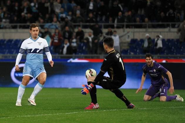 Norberto Neto Fiorentina vs Miroslav Klose Lazio. Norberto Neto saves a shot of Miroslav Klose Roma 09-03-2015 Stadio Olimpico Football Calcio Serie A Lazio Rom vs AC Florenz (ACF Fiorentina) andreaxstaccioli
