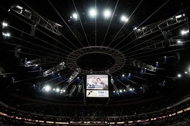 Prag, Tschechische Republik, 08.03.2015: Leichtathletik international - European Athletics Indoor Championships Praha 2015. Videowürfel in der O2-Arena Prag bei der Siegerehrung von Renaud Lavillenie (Frankreich)