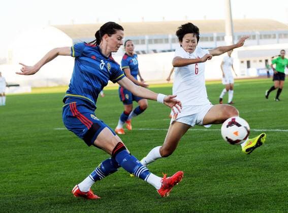 (150310) -- VRS ANTONIO, March 9, 2015 -- Sweden s Lotta Schelin (L) vies with China s Li Dongna during the Algrave Cup football match against China in Vila Real de Santo Antonio on March 9, 2015. Sweden won 3-0. ) (SP)PORTUGAL-VRS ANTONIO-FOOTBALL-SWEDEN VS CHINA ZhangxLiyun 