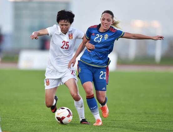 (150310) -- VRS ANTONIO, March 9, 2015 -- Sweden s Elin Rubensson (R) vies with China s Zhang Rui during the Algrave Cup football match in Vila Real de Santo Antonio on March 9, 2015. Sweden won 3-0. ) (SP)PORTUGAL-VRS ANTONIO-FOOTBALL-SWEDEN VS CHINA ZhangxLiyun 