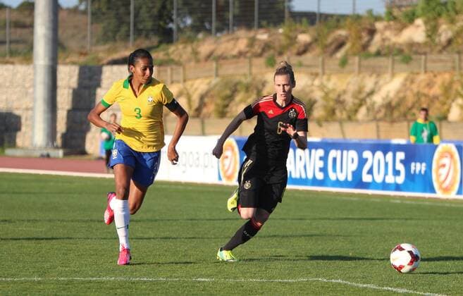 09.03.2015 xcex Deutschland, Brasilien, Fussball, Nationalmannschaft, Algarve Cup 2015 Deutschland gegen Brasilien Simone Laudehr (Deutschland) im Zweikampf mit Bruna Benites (Brasilien)