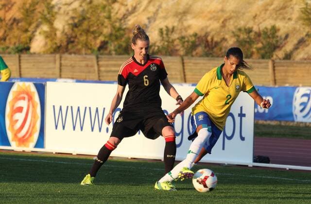 09.03.2015 xcex Deutschland, Brasilien, Fussball, Nationalmannschaft, Algarve Cup 2015 Deutschland gegen Brasilien Simone Laudehr (Deutschland) im Zweikampf mit Fabiana Simoes (Brasilien)