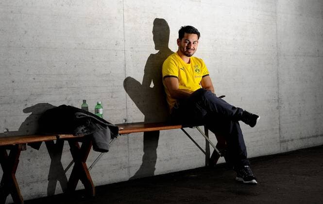 Sonntag 03.08.2014, Saison 2014 2015, 1. Bundesliga, Trainingslager, TL, BV Borussia Dortmund in Bad Ragaz, Ilkay Guendogan (BVB) sitzt auf einer Bank, Schatten an der Wand, Silhouette DeFodi01045007019